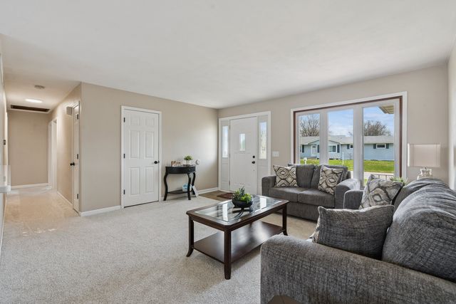 205 Park Lane Circle, Eldridge, IA 52748