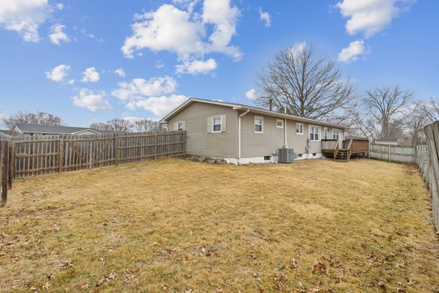 205 Park Lane Circle, Eldridge, IA 52748