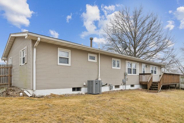 205 Park Lane Circle, Eldridge, IA 52748