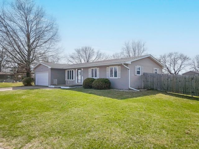 205 Park Lane Circle, Eldridge, IA 52748