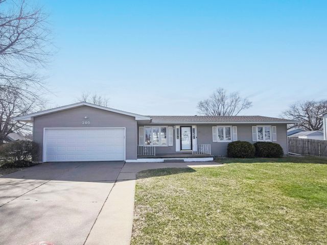 205 Park Lane Circle, Eldridge, IA 52748