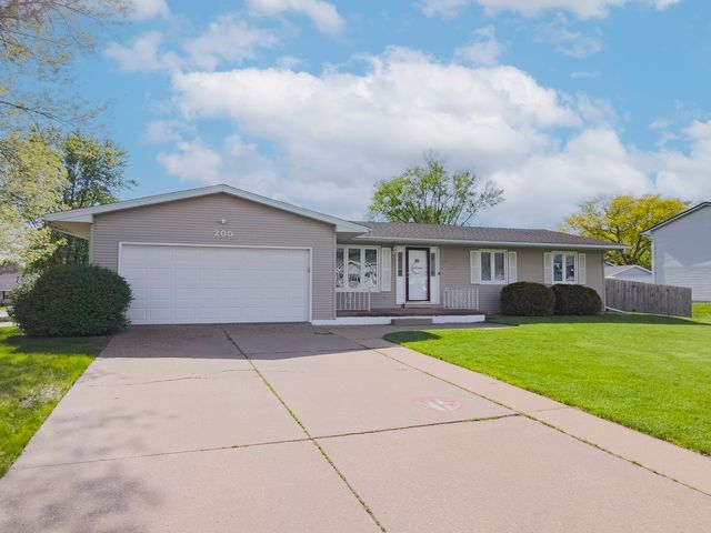 205 Park Lane Circle, Eldridge, IA 52748