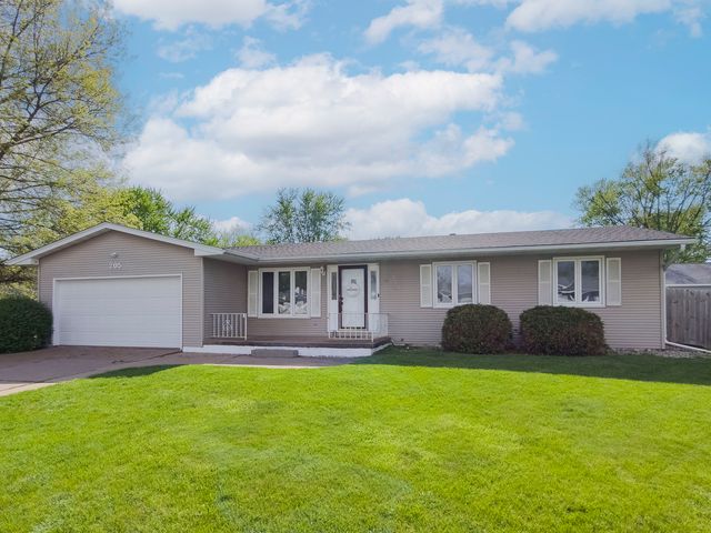 205 Park Lane Circle, Eldridge, IA 52748