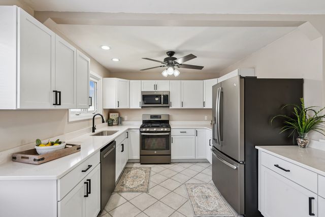 205 Park Lane Circle, Eldridge, IA 52748