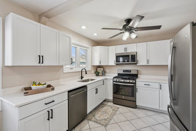 205 Park Lane Circle, Eldridge, IA 52748