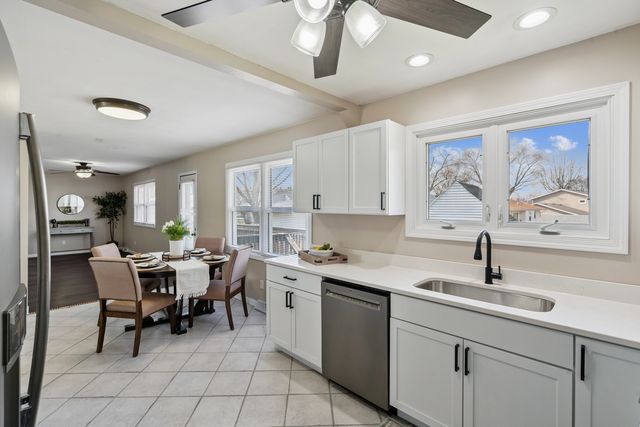 205 Park Lane Circle, Eldridge, IA 52748