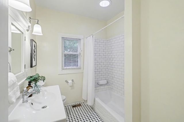2306 D St, Sacramento, CA 95816