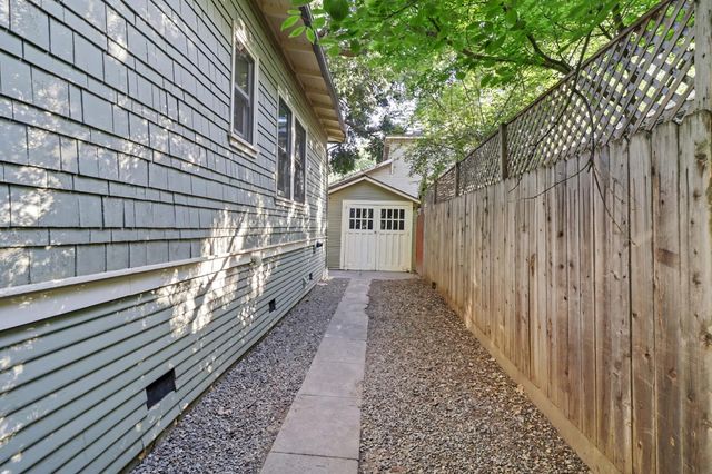 2306 D St, Sacramento, CA 95816