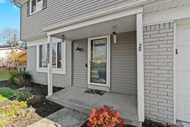 2716 Ravenglass Road, Waterford Charter Township, MI 48329