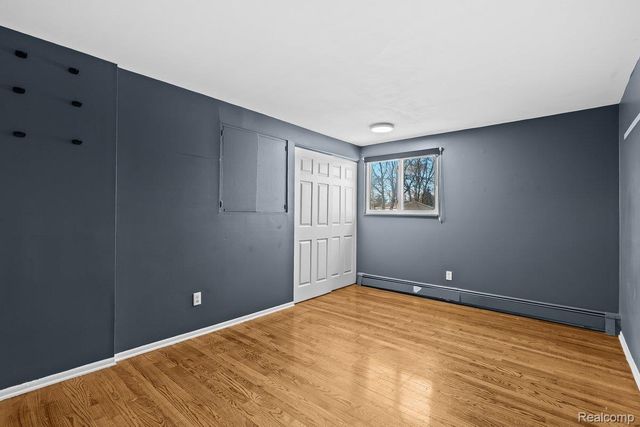 2716 Ravenglass Road, Waterford Charter Township, MI 48329