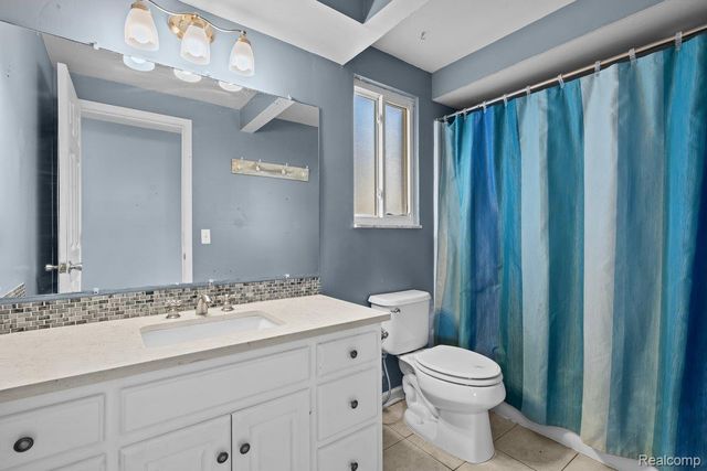 2716 Ravenglass Road, Waterford Charter Township, MI 48329