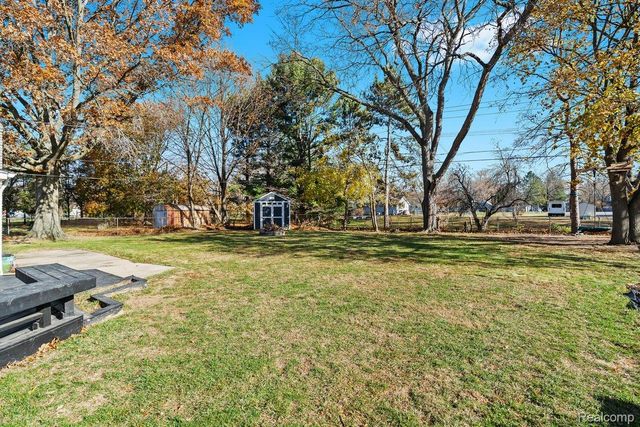 2716 Ravenglass Road, Waterford Charter Township, MI 48329