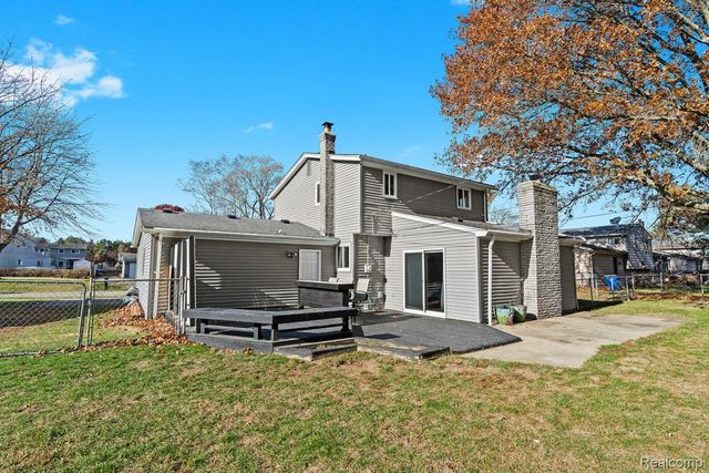 2716 Ravenglass Road, Waterford Charter Township, MI 48329