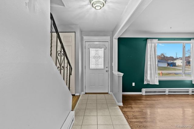 2716 Ravenglass Road, Waterford Charter Township, MI 48329