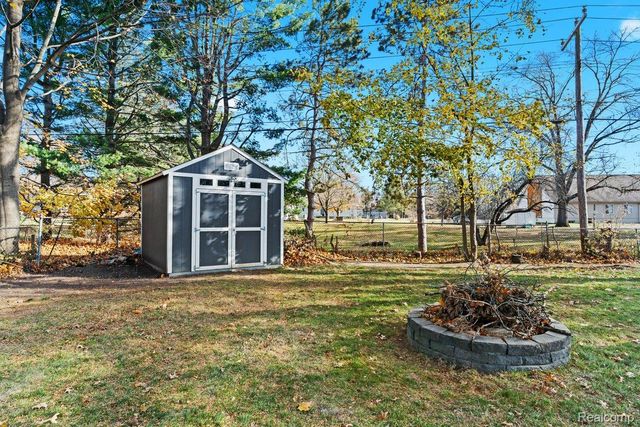 2716 Ravenglass Road, Waterford Charter Township, MI 48329