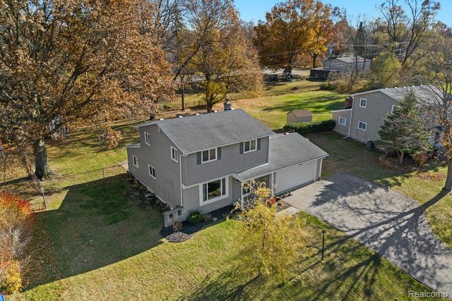 2716 Ravenglass Road, Waterford Charter Township, MI 48329