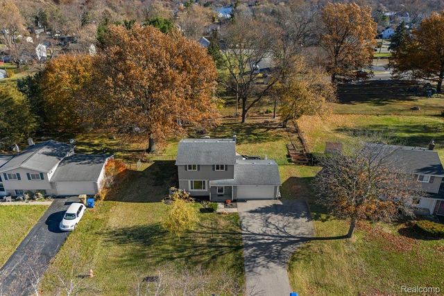 2716 Ravenglass Road, Waterford Charter Township, MI 48329