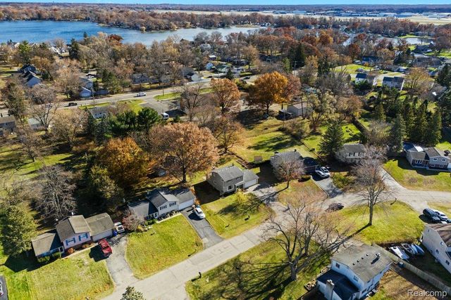 2716 Ravenglass Road, Waterford Charter Township, MI 48329