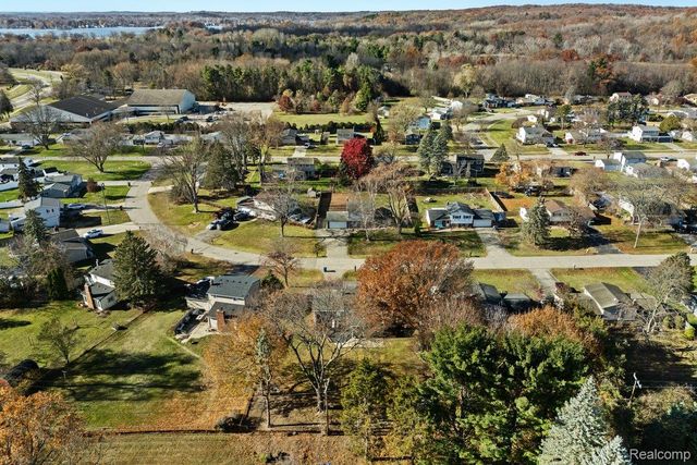 2716 Ravenglass Road, Waterford Charter Township, MI 48329