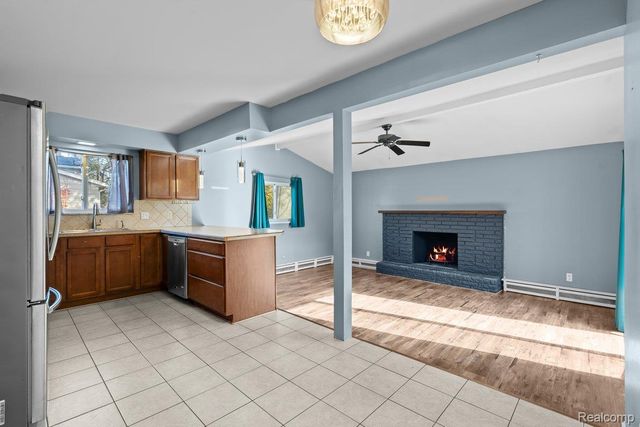 2716 Ravenglass Road, Waterford Charter Township, MI 48329