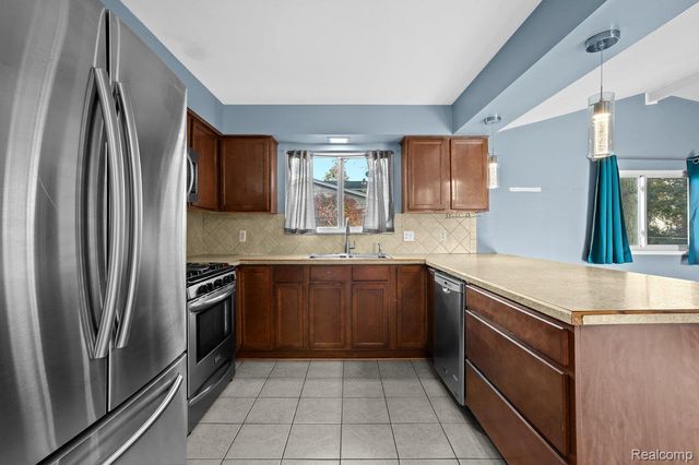 2716 Ravenglass Road, Waterford Charter Township, MI 48329