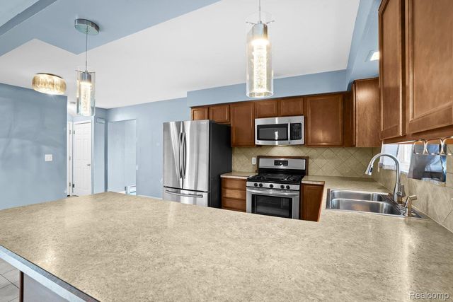 2716 Ravenglass Road, Waterford Charter Township, MI 48329