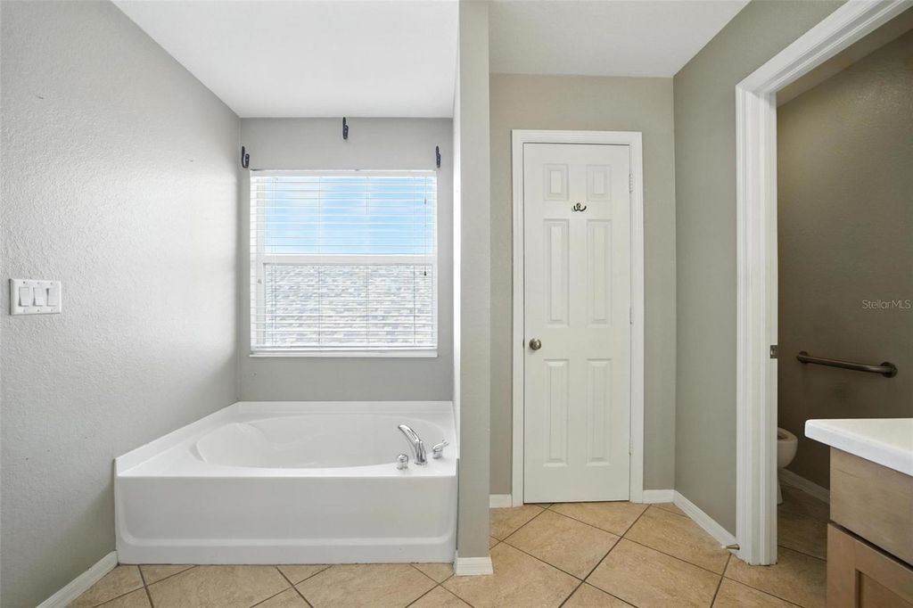 Image 18 of property listing at 9010 GLADIOLUS PRESERVE CIRCLE, Fort Myers, FL 33908