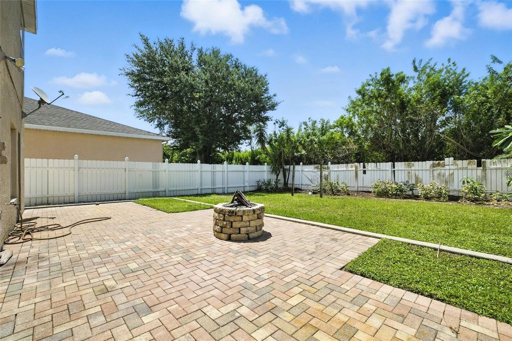 Image 28 of property listing at 9010 GLADIOLUS PRESERVE CIRCLE, Fort Myers, FL 33908