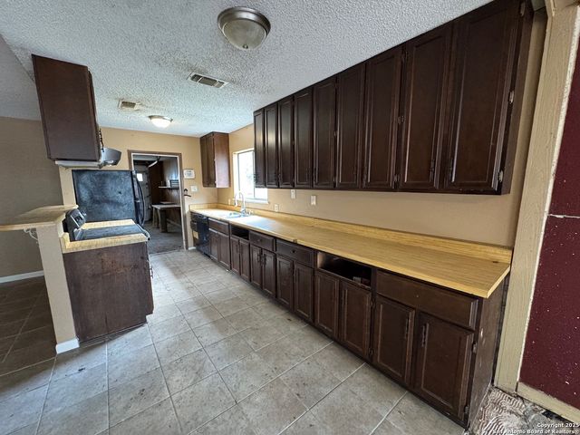 222 Kerry Brook, Converse, TX 78109