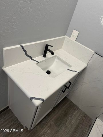 2863 E Pinchot Avenue, Phoenix, AZ 85016