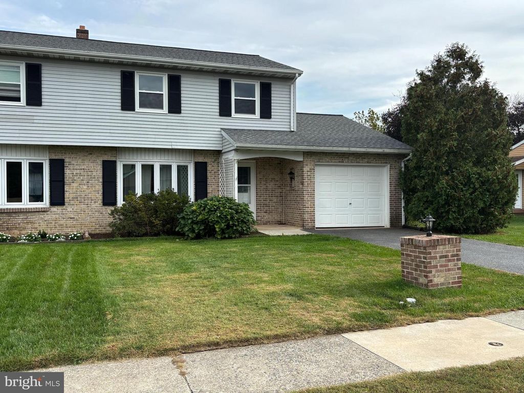 218 FAUSNACHT DR, Denver, PA 17517
