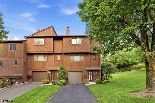 88 Metro Vista Dr, Hawthorne Boro, NJ 07506