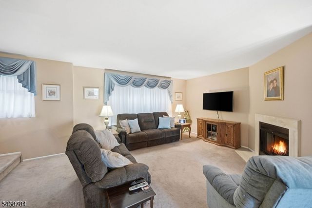 88 Metro Vista Dr, Hawthorne Boro, NJ 07506