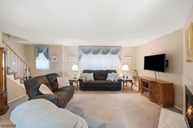 88 Metro Vista Dr, Hawthorne Boro, NJ 07506