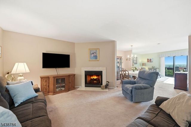 88 Metro Vista Dr, Hawthorne Boro, NJ 07506