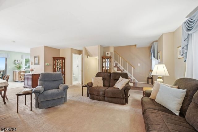 88 Metro Vista Dr, Hawthorne Boro, NJ 07506