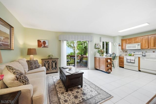 88 Metro Vista Dr, Hawthorne Boro, NJ 07506