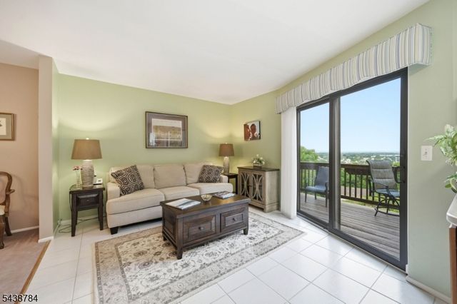 88 Metro Vista Dr, Hawthorne Boro, NJ 07506