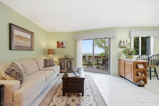 88 Metro Vista Dr, Hawthorne Boro, NJ 07506