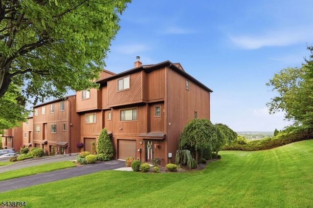 88 Metro Vista Dr, Hawthorne Boro, NJ 07506