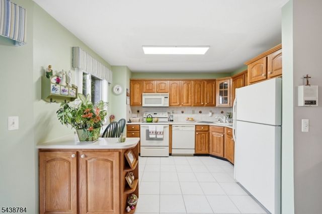 88 Metro Vista Dr, Hawthorne Boro, NJ 07506