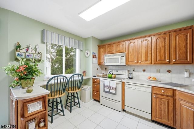 88 Metro Vista Dr, Hawthorne Boro, NJ 07506