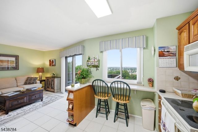88 Metro Vista Dr, Hawthorne Boro, NJ 07506