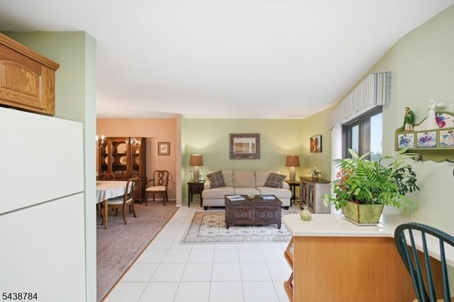 88 Metro Vista Dr, Hawthorne Boro, NJ 07506