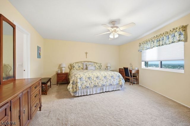 88 Metro Vista Dr, Hawthorne Boro, NJ 07506
