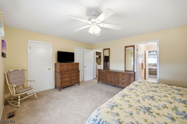 88 Metro Vista Dr, Hawthorne Boro, NJ 07506