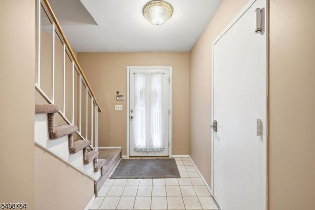 88 Metro Vista Dr, Hawthorne Boro, NJ 07506
