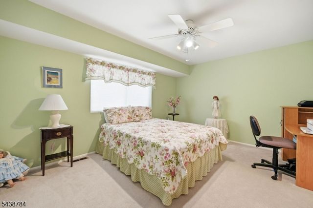 88 Metro Vista Dr, Hawthorne Boro, NJ 07506