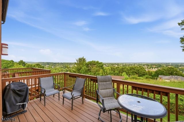 88 Metro Vista Dr, Hawthorne Boro, NJ 07506