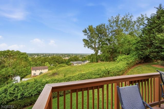 88 Metro Vista Dr, Hawthorne Boro, NJ 07506